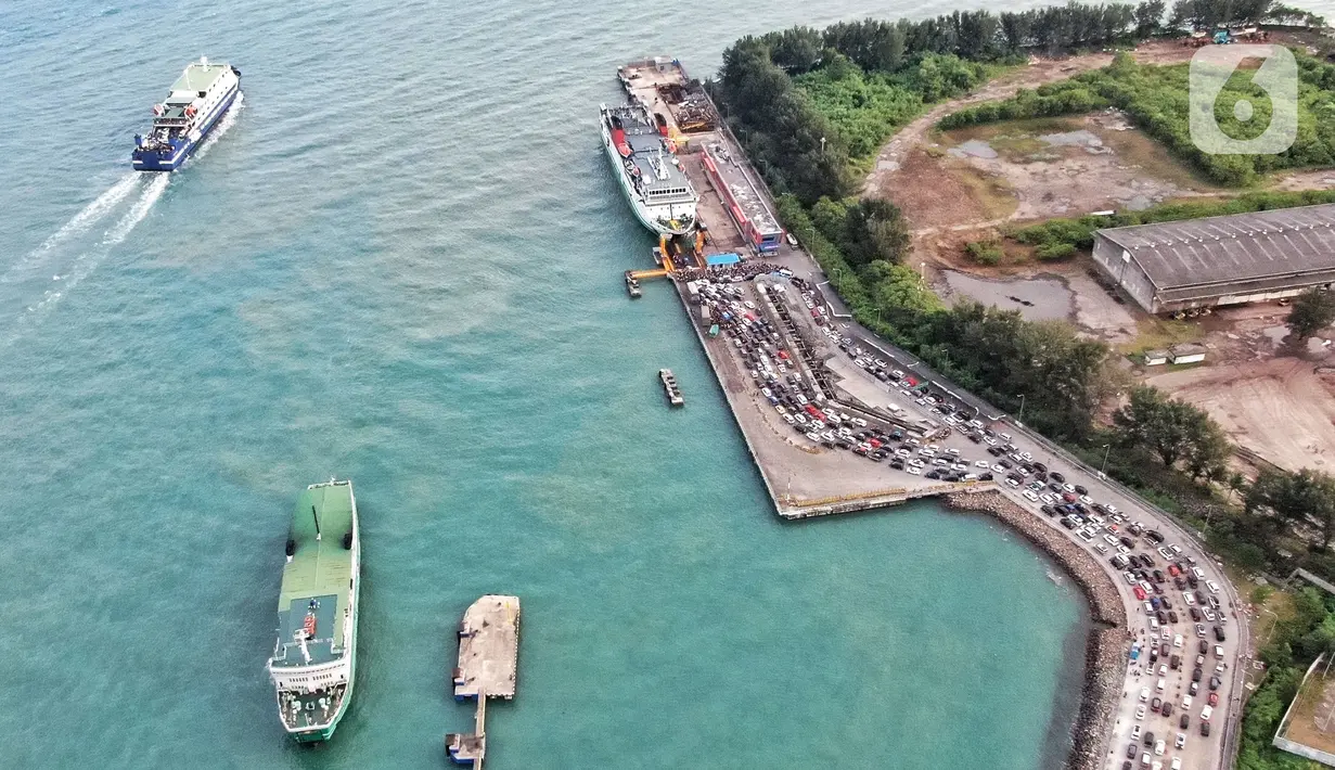 <p>Pantauan udara kendaraan pemudik memadati Pelabuhan Merak, Banten, Jumat (29/4/2022). Para pemudik dari Pulau Jawa yang hendak menyeberang melalui pelabuhan tersebut harus rela terjebak kemacetan berjam-jam hingga bisa sampai masuk ke kapal. (Liputan6.com/Angga Yuniar)</p>