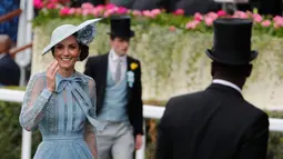Duchess of Cambridge Kate Middleton tersenyum saat menghadiri ajang pacuan kuda Royal Ascot di Ascot, Inggris, Selasa (18/6/2019). Kate terlihat memesona dengan balutan gaun biru berlengan transparan rancangan Elie Saab. (AP Photo/Alastair Grant)