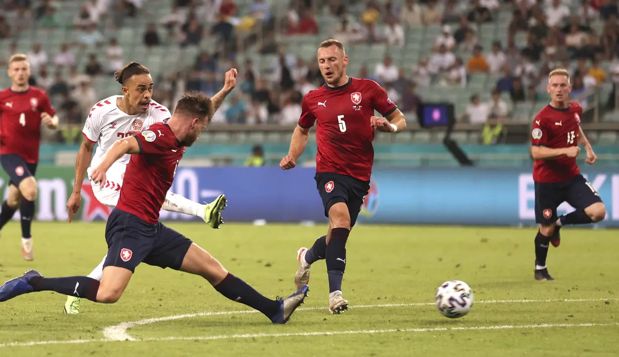 Sementara itu, beberapa ancaman Denmark melalu pemain pengganti, Yussuf Poulsen masih bisa dinetralisir oleh kiper Tomas Vaclik. (Foto: AP/Pool/Naomi Baker)
