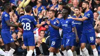 Para pemain Chelsea merayakan gol yang dicetak Eden Hazard ke gawang Liverpool pada laga Premier League di Stadion Stamford Bridge, London, Sabtu (29/9/2018). Kedua klub bermain imbang 1-1. (AFP/Glyn Kirk)