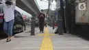 Pejalan kaki melintas di atas trotoar di kawasan Senopati, Kebayoran Baru, Jakarta, Rabu (15/9/2021). Pada tahun 2021, trotoar yang akan dibangun kurang lebih 41 ribu meter persegi di 5 wilayah. (Liputan6.com/Herman Zakharia)