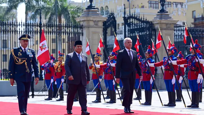Presiden RI Prabowo Subianto disambut upacara kehormatan saat bertemu Presiden Republik Peru, Dina Boluarte di Istana Pemerintahan Peru. (Foto: Muchlis Jr - Biro Pers Sekretariat Presiden)
