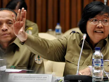 Menteri Lingkungan Hidup dan Kehutanan (LHK) Siti Nurbaya (kanan) bersama Sekjen Menteri LHK Bambang Hendroyono saat mengikuti Rapat Kerja dengan Komisi IV DPR RI, di Kompleks Parlemen, Senayan, Jakarta, (18/4). (Liputan6.com/JohanTallo)