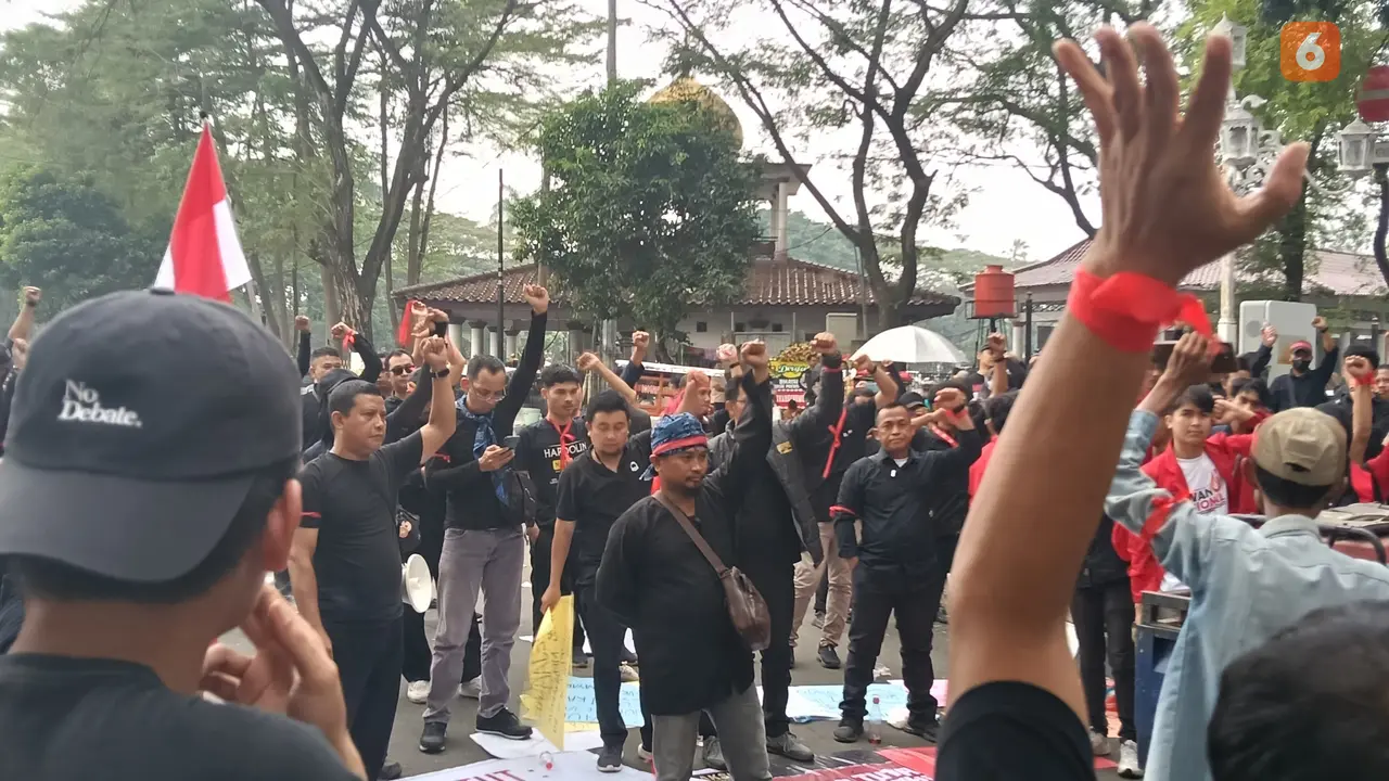 Demonstrasi Guru di Depan Rumah Dinas Gubernur Banten, Andra Soni. (Kamis, 03/07/2025). (Yandhi Deslatama/Liputan6.com).