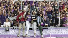 Suporter Persita saat menyaksikan pertandingan Persita Tangeran melawan PSM Makassar pada laga Shopee Liga 1 di Stadion Sport Center, Tangerang, Jumat (6/3). Persita memiliki suporter setia dan fanatik seperti La Viola dan Southern Ultras Persita. (Bola.com/M. Iqbal Icshan)