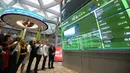 Sementara itu, mengutip data RTI, saat perdagangan perdana, harga saham SUPA dibuka langsung naik 24,41% atau 155 ke posisi Rp 790 per saham. Tampak dalam foto, Direktur Pengawasan Transaksi dan Kepatuhan Bursa Efek Indonesia (BEI), Kristian Manullang (kanan) bersama Presiden Direktur Superbank, Tigor M. Siahaan (kedua kanan) menyaksikan layar monitor yang menampilkan pencatatan perdana saham PT Super Bank Indonesia Tbk (SUPA) di Bursa Efek Indonesia (BEI), Rabu (17/12/2025). (Kapanlagi.com/Budy Santoso)