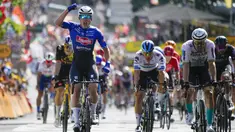 Jasper Philipsen melakukan selebrasi saat melewati garis finis di depan pebalap Jerman Phil Bauhaus yang menempati posisi kedua (kanan), untuk memenangkan etape ketiga balap sepeda Tour de France di Bayonne, Prancis, Senin (3/7/2023). (AP Photo/Daniel Cole)