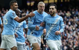 Rayan Cherki (kanan) merayakan golnya buat Man City ke gawang Arsenal dalam lanjutan Liga Inggris 2025/2026, Minggu (19/4/2026). (Darren Staples / AFP)