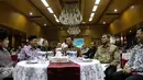 Menag Lukman Hakim Saifuddin dan Menko Polhukam Wiranto pada silaturahmi seluruh tokoh lintas agama dari seluruh agama dan ormas keagamaan di Jakarta, Senin (21/11). Acara itu guna mempererat silaturahmi antar umat beragama. (Liputan6.com/Faizal Fanani)