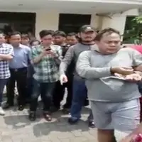 Rekonstruksi memecahkan kaca mobil ini bisa jadi pelajaran berharga bagi kalian yang suka simpan barang-barang mahal di dalam mobil. 