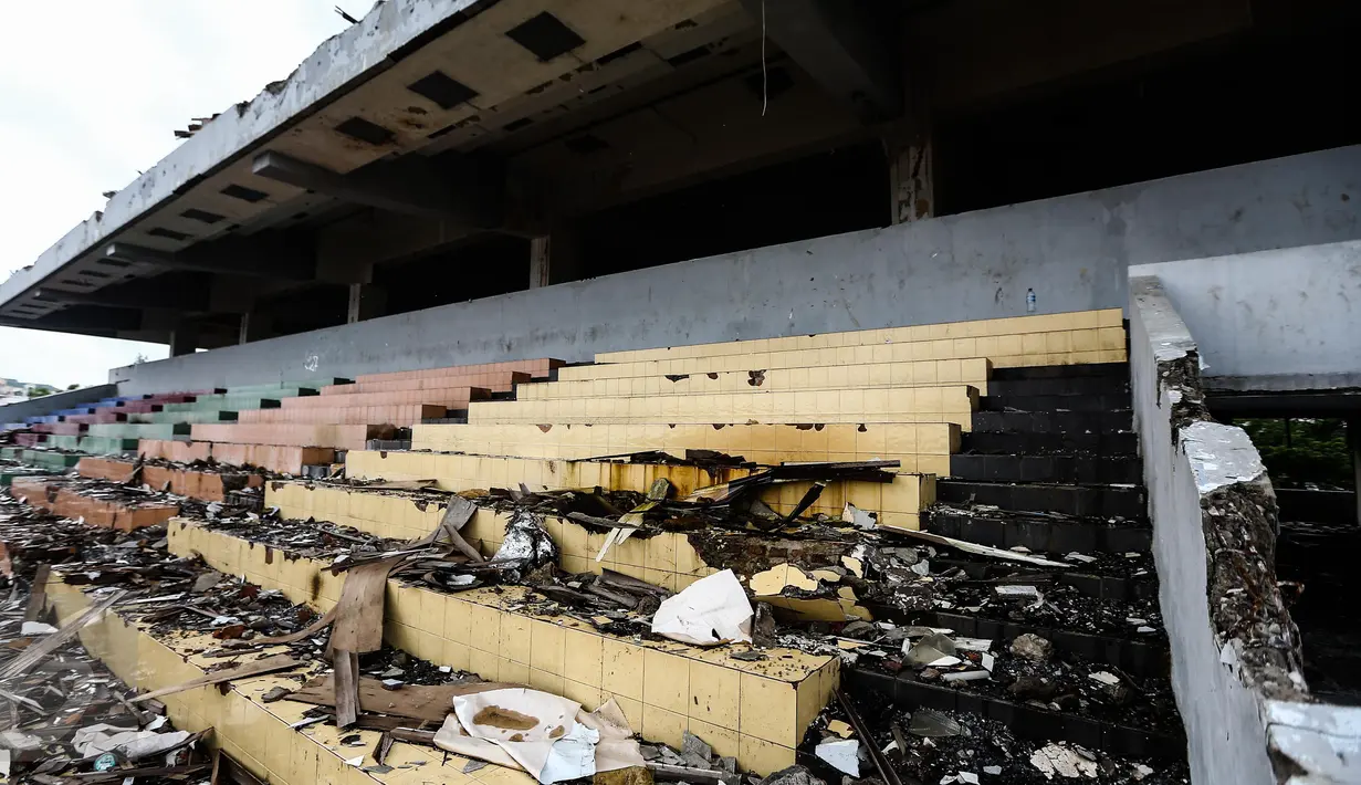 Puing-puing bangunan berserakan di lokasi proyek pembangunan arena pacuan kuda Pulomas, Jakarta, Rabu (1/2). Arena pacuan yang akan digunakan dalam Asian Games 2018 itu ditargetkan rampung pada November 2017. (Liputan6.com/Faizal Fanani)faizal