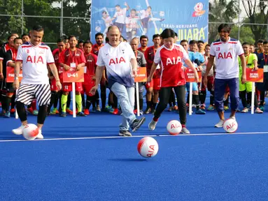 Chief Corporate Solutions PT AIA Financial Daniel Herjun Putranto serta Chief Human Resources Officer Setiawani ditemani legenda sepak bola Vennard Hutabarat dan Budi Sudarsono membuka AIA Championship 2019, Jakarta, Sabtu (12/1). (Liputan6.com/HO/Fahmi)