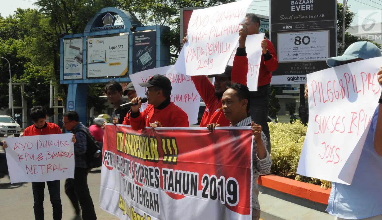 Sejumlah jurnalis yang tergabung dari Forum Wartawan Pemprov dan DPRD Jateng Semarang berorasi saat melakukan aksi unjuk rasa di Jalan Pahlawan Semarang, Jumat ( 5/4). Para jurnalis ini mengajak masyarakat supaya lebih selektif dalam menyaring informasi menjelang Pemilu 2019. (Liputan6.com/Gholib)