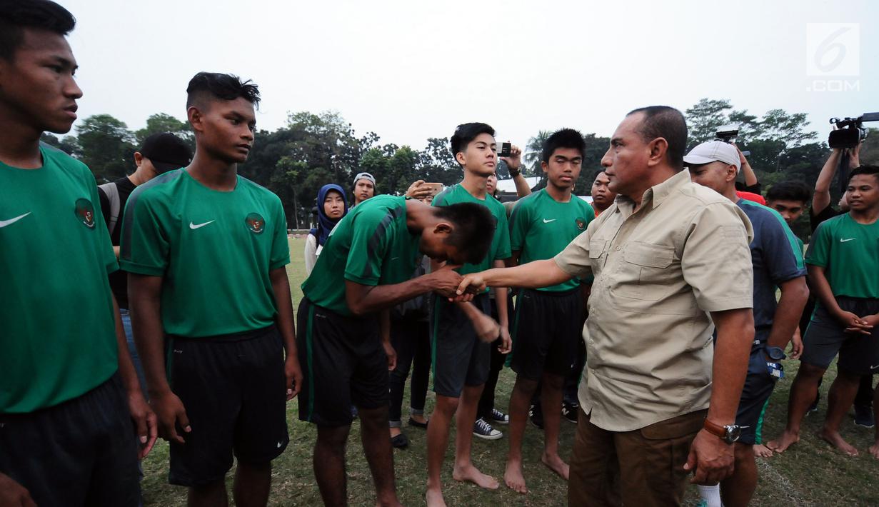 Ketua Umum PSSI, Edy Rahmayadi menyalami Timnas Indonesia U-16 usai latihan terakhir di Lapangan Atang Sutresna, Jakarta, Kamis (6/7). Timnas U-16 akan berlaga di Piala AFF U-15 Thailand, 9-22 Juli. (Liputan6.com/Helmi Fithriansyah)