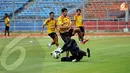 Salah satu penjaga gawang Semen Padang harus berjibaku menahan laju serangan Esteban Vizcarra saat berlatih di Stadion GBK Jakarta (Liputan6.com/Helmi Fithriansyah)