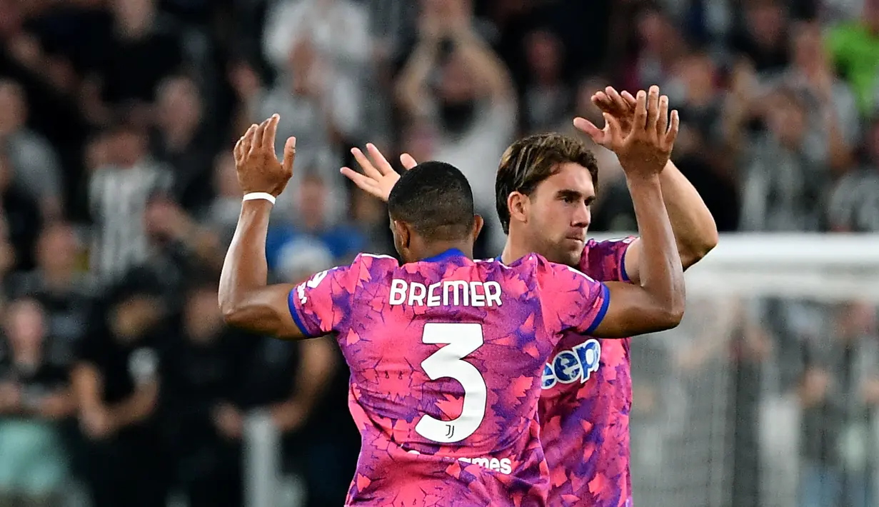 Bek Juventus Bremer (belakang) merayakan dengan Dusan Vlahovic setelah mencetak ke gawang Salernitana pada pekan keenam Liga Italia Serie A musim 2022/2023 di Allianz Stadium, Senin (12/8/2022) dini hari WIB. Sempat tertinggal dua gol, Juventus mampu menyamakan menjadi 2-2. (Photo by Isabella BONOTTO / AFP)