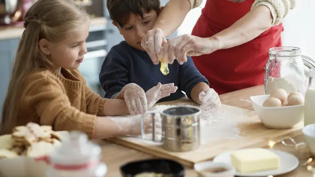 Memasak bersama anak menjadi salah satu aktivitas pilihan untuk membatasi screen time
