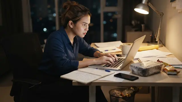 Ciri Kepribadian Orang yang Sering Menunda Makan Demi Menyelesaikan Pekerjaan