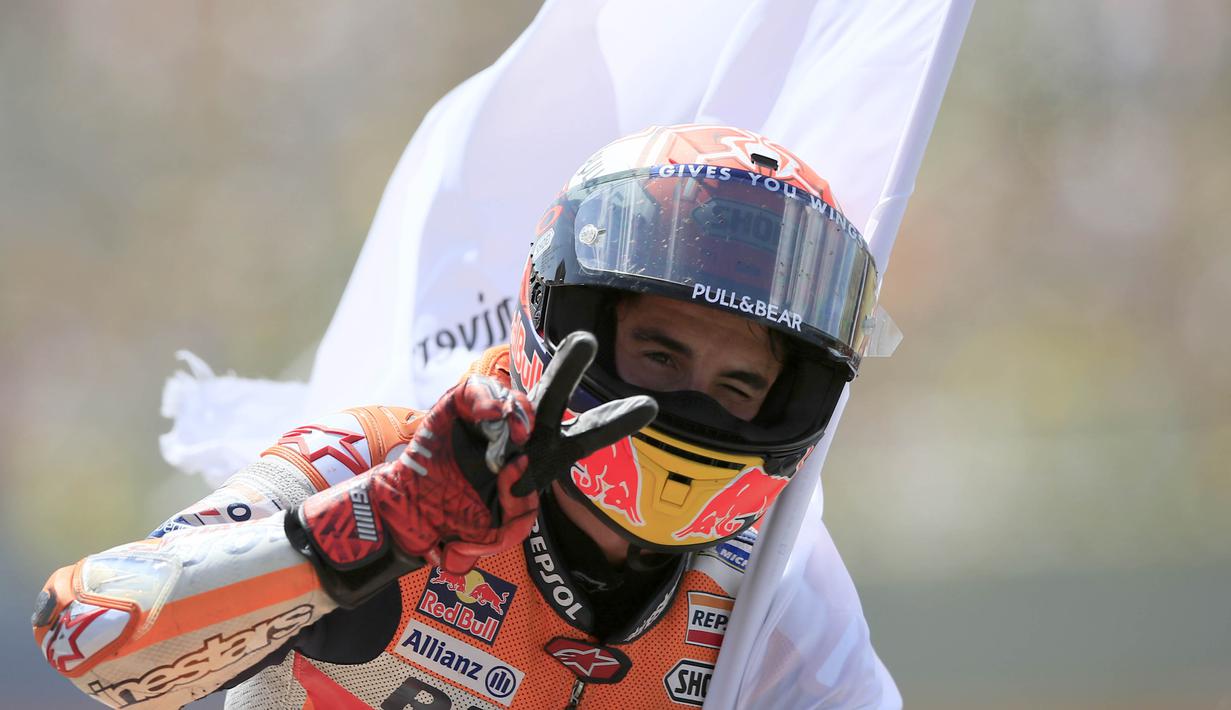 Pebalap Repsol Honda, Marc Marquez, melakukan selebrasi usai finis pada MotoGP Belanda di Sirkuit Assen, Belanda, Minggu (30/6/2019). Vinales sukses menjadi juara dengan catatan waktu 40 menit 55,415 detik. (AP//Peter Dejong)