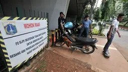 Sejumlah anak bermain skateboard di depan Skatepark Slipi yang sedang ditutup, Jakarta, Minggu (16/6/2019). Skatepark tersebut selesai dibangun pada Januari 2019 dengan anggaran Rp 800 juta dan telah mengalami perbaikan selama dua kali. (merdeka.com/Iqbal S. Nugroho)