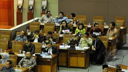 Sejumlah anggota DPR RI mengikuti sidang paripurna di Nusantara ll, Komplek Parlemen Senayan, Jakarta. Jum'at (24/04/2015). Sidang Paripurna yang beragendakan Laporan Komisi III DPR RI terhadap Hasil Pembahasan atas RUU. (Liputan6.com/Andrian M Tunay)