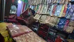 Aktivitas jual beli kain ulos di pasar proyek Senen, Jakarta, Kamis (21/10/2021). Sejak status PPKM turun dari level 3 menjadi level 2, pengunjung ramai mendatangi toko membeli kain ulos untuk upacara pernikahan adat dengan kisaran harga dari Rp. 500.000 hingga jutaan rupiah. (merdeka.com/Imam Buhor