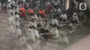 Sejumlah jemaah mendengarkan ceramah sebelum Salat Jumat di Masjid At-Tin, Jakarta, Jumat (13/08/2021). Masjid At-Tin kembali menggelar Salat Jumat pertama kalinya setelah kegiatan shalat jumat dihentikan lantaran mengikuti ketentuan pemberlakuan PPKM Darurat. (Liputan6.com/Herman Zakharia)