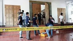 Polisi melakukan olah tempat kejadian perkara (TKP) penyerangan yang terjadi di Gereja Santa Lidwina Bedog, Trihanggo, Sleman, Yogyakarta, Minggu (11/2). Penyerangan terjadi saat Misa Ekaristi. (Liputan6.com/Arya Manggala)