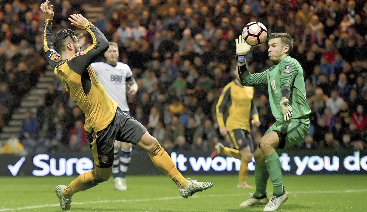 Pemain Arsenal, Olivier Giroud (kiri) saat berebut bola dengan kiper Preston North End  pada laga Piala FA diDeepdale, Preston, (7/1/2017). Arsenal menang 2-1. (Dave Howarth/PA via AP)