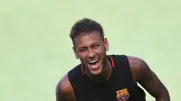Neymar resmi tidak lagi menjadi pemain Barcelona usai klausul kontraknya ditebus PSG (JEWEL SAMAD / AFP)