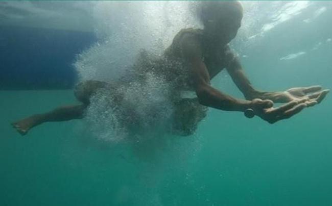 Nenek Maria berburu koin di laut | Photo: Copyright facebook.com/FrontRowDocu