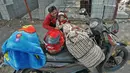 Pemudik sepeda motor beristirahat di pinggir jalan Jalur Puntura, Jawa Barat, Minggu (2/6/2019). Warung pinggir jalan dan masjid jadi lokasi favorit pemudik sepeda motor melepas lelah saat melintasi Jalur Pantura (Liputan6.com/Herman Zakharia)