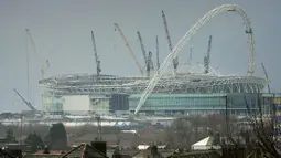 Didirikan pada tahun 1922, Wembley direnovasi pada 1963, lalu dibangun ulang tahun 2003 karena pada tahun 2002 ditutup dan dirubuhkan. Stadion ini resmi dibuka tahun 2007 dan mencapai rekor penonton terbanyaknya ketika final Piala FA 2008, yaitu 89.874 penonton. (Foto: AFP/Adrian Dennis)