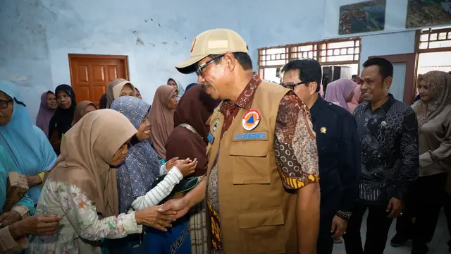 Pemprov Jateng, Kemenko Pangan, dan Bapanas Salurkan Bantuan Pangan ke Korban Banjir di Pekalongan