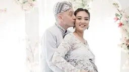 Kompak menggunakan kebaya berwarna putih, rupanya Marissa Jeffryna dan sang suami, Aaron Grieser menggelar acara 7 bulanan. Acara tersebut bahkan digelar dengan menggunakan adat Sunda. (Liputan6.com/IG/@marissajeffryna)