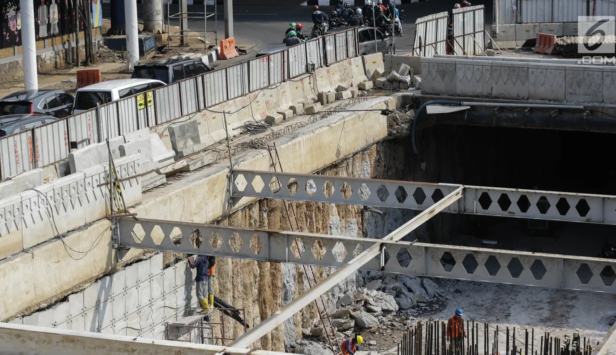 Aktivitas pekerja di proyek pembangunan lintas bawah atau underpass Mampang Prapatan-Kuningan, Jakarta, Minggu (18/3). Underpass Mampang ini akan dihiasi dengan ornamen lampu agar ketika malam hari terlihat lebih menarik. (Liputan6.com/Faizal Fanani)