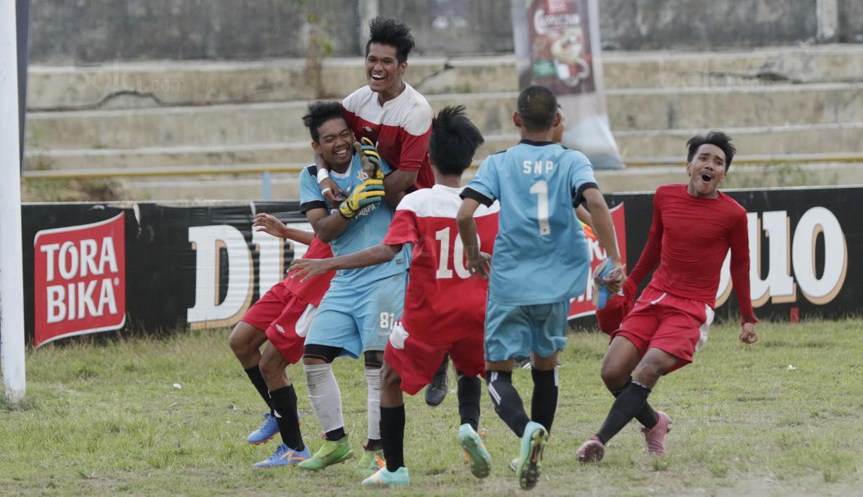 Pemain STIMED Nusa Palapa melakukan selebrasi usai menjuarai Torabika Campus Cup 2017 di Stadion UNM, Makassar, Kamis, (19/10/2017). STIMED Nusa Palapa menang adu penalti atas STKIP Mega Resky. (Bola.com/M Iqbal Ichsan)