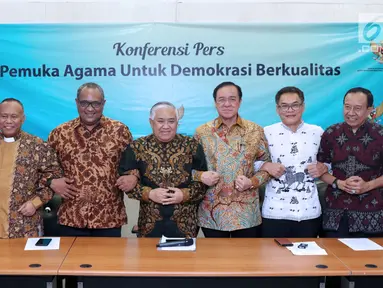 Utusan Khusus Presiden RI untuk Dialog dan Kerja sama antar Agama dan Peradaban, Din Syamsuddin (tengah) bersama perwakilan pemuka agama yang ada di Indonesia usai memberikan pernyataan di Jakarta, Selasa (10/7). (Liputan6.com/Helmi Fithriansyah)