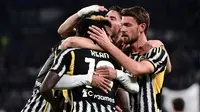 Pemain Juventus Moise Kean merayakan bersama rekan satu timnya usai mencetak gol ke gawang Hellas Verona yang kemudian dianulir pada pertandingan sepak bola Serie A Liga Italia di Allianz Stadium, Turin, Italia, Sabtu (28/10/2023). (Marco Alpozzi/LaPresse via AP)