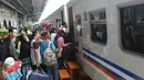 Calon penumpang memasuki kereta di Stasiun Senen, Jakarta, Sabtu (24/12). PT Kereta Api Indonesia telah memberangkatkan 21806 penumpang perhari ini saat libur Natal 2016 dan Tahun Baru 2017. (Liputan6.com/Herman Zakharia)