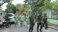KSAD Jenderal TNI Mulyono bersama Ketua Umum Persit KCK Sita Mulyono menyambangi Mako Yonif 742/SWY di Lombok, NTB.