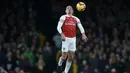 Bek Arsenal, Hector Bellerin berusaha mengontrol bola saat timnya meladeni perlawanan Wolverhampton pada laga lanjutan Premier League, yang berlangsung Minggu (11/11) di stadion Emirates. Arsenal ditahan imbang Wolverhampton 1-1. (AFP/Daniel Olivas)