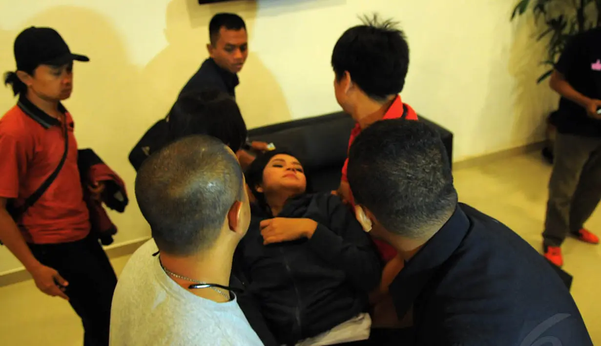 Reihan --sapaan Syarifah Reihan-- pun langsung dibawa ke kamar untuk beristirahat, Jakarta, (19/10/14). (Liputan6.com/Faisal R Syam) 