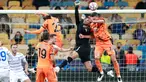 Kiper Dynamo Kiev, Heorhiy Bushchan melompat saat berebut bola dengan bek Juventus, Merih Demiral pada laga pembuka penyisihan Grup G Liga Champions di Stadion NSK Olimpiyskiy, Rabu (21/10/2020) dinihari WIB. Tak bisa  diperkuat Cristiano Ronaldo, Juventus menang 2-0 atas tuan rumah Dynamo Kiev. (Va