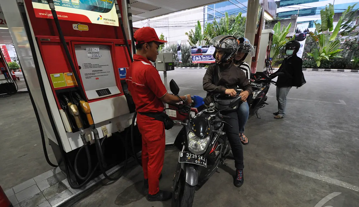Seorang petugas SPBU saat melayani ke salah satu kendaraan bermotor, Jakarta, Kamis (1/1/2015). (Liputan6.com/Miftahul Hayat)