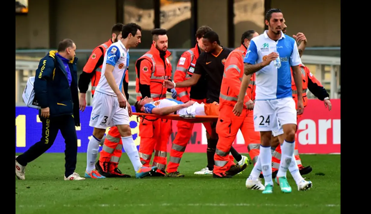 Gelandang Roma, Seydou Keita (tengah) menghampiri Federico Mattiello yang ditandu usai mengalami cedera pada laga serie A di Marcantonio Bentegodi, Verona, Italia (8/3/2015). Verona bermain imbang 0-0 dengan AS Roma.  (AFP PHOTO/Giuseppe Cacace)