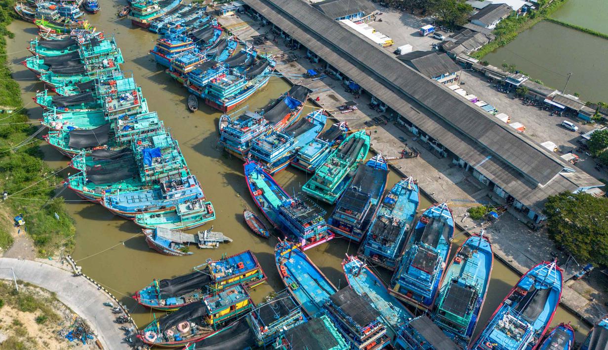 Kenaikan harga solar industri, dari kisaran Rp 17.000 menjadi Rp 26.000 hingga Rp 30.000 lebih per liter, telah memicu krisis serius bagi sektor perikanan tangkap di wilayah Pantura, seperti di Juwana, Kabupaten Pati, Jawa Tengah. Tampak dalam foto, pemandangan udara menunjukkan kapal-kapal nelayan berlabuh di Pelabuhan Juwana, Jawa Tengah, Rabu 6 Mei 2026. (Devi RAHMAN/AFP)