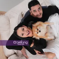 Kalina Oktarani dan Hendra, pagi menikah, malam langsung salat taraweh. (Foto: Adrian Putra, wardrobe: @square_thelabel, MuA: @rachmyta_makeup, Stylist: Indah Wulansari, DI: Muhammad Iqbal Nurfajri/Bintang.com)