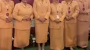 Seragam orange tersebut terdiri dari atasan blazer dengan model panjang dan kancing depan berukuran cukup besar. Dipadukan skirt lurus di bawah mata kaki. [@annisayudhoyono]