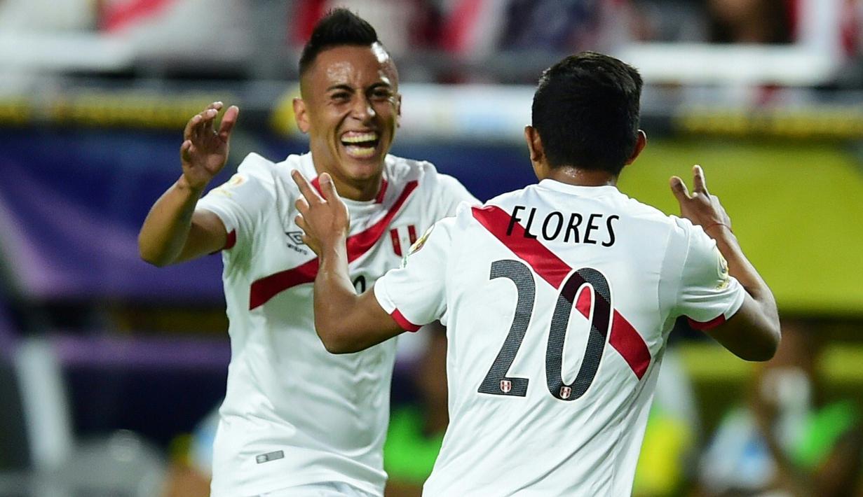 Pemain Peru, Christian Cueva (kiri) dan Edison Flores  merayakan gol ke gawang Ekuador pada babak penyisihan grup B Copa America Centenario 2016 di Glendale, Arizona, AS, (9/6/2016) WIB. (AFP/ Alfredo Estrella)